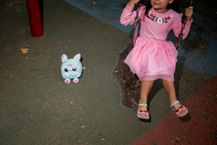 ‘我的儿子真的相信它是真的’:父母让孩子们玩 AI。他们做错了吗?